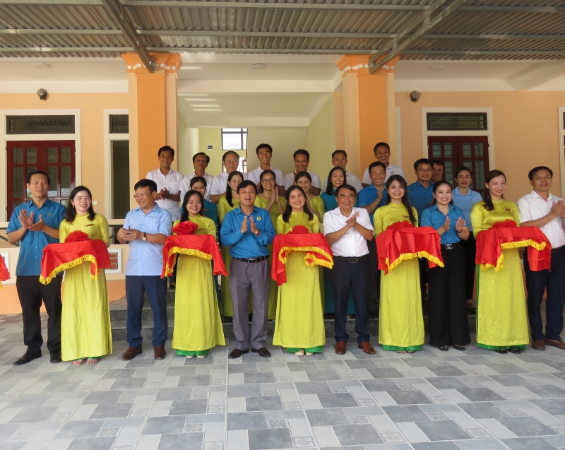 Liên đoàn Lao động tỉnh bàn giao công trình nhà nội trú giáo viên trường THCS Kỳ Sơn (huyện Kỳ Anh)